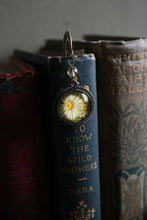 Load image into Gallery viewer, Summer Daisy Vintage Book Hook
